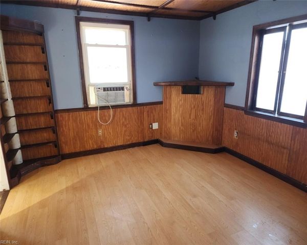 27 Crestwood CIR, Hampton, VA 23669