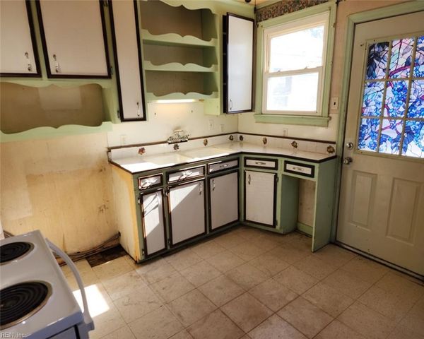 27 Crestwood CIR, Hampton, VA 23669