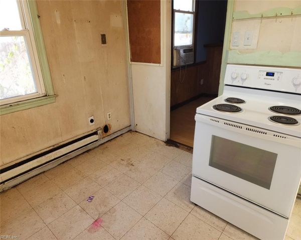 27 Crestwood CIR, Hampton, VA 23669