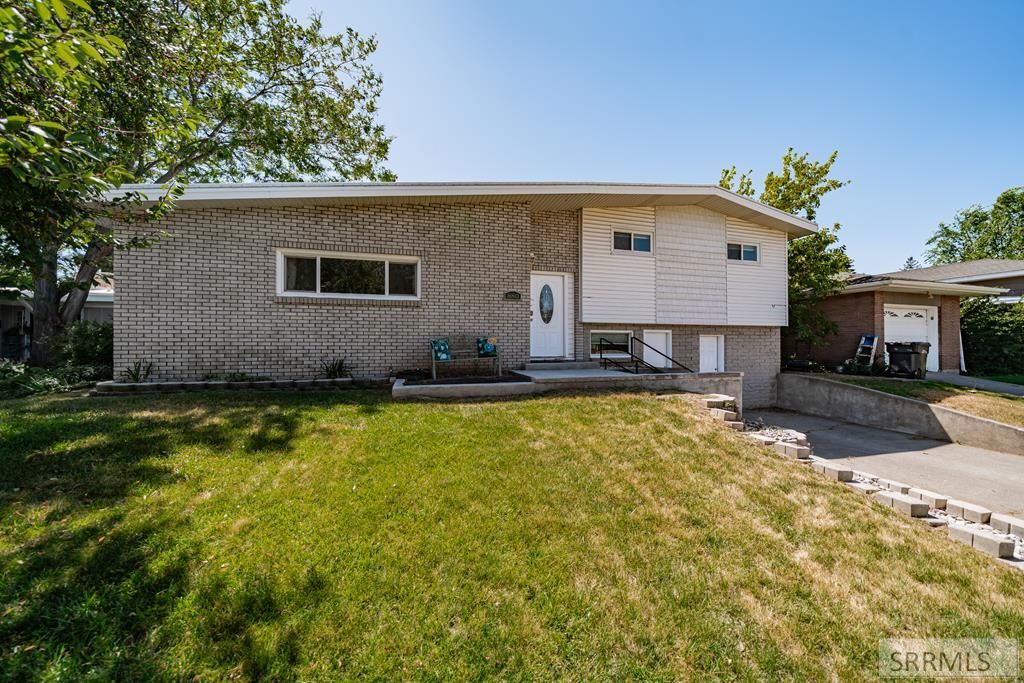 Image 1 of property listing at 880 8th Street, Idaho Falls, ID 83401