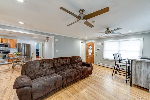 19 Fairview Place, Hauppauge, NY 11788