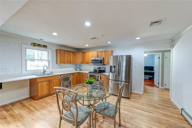 19 Fairview Place, Hauppauge, NY 11788