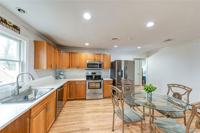 19 Fairview Place, Hauppauge, NY 11788