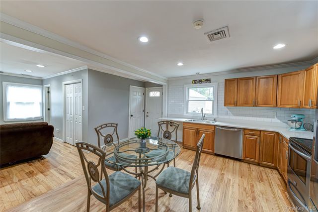 19 Fairview Place, Hauppauge, NY 11788
