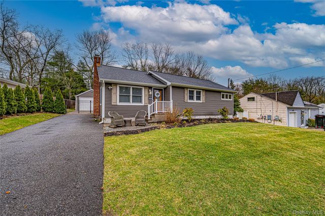 19 Fairview Place, Hauppauge, NY 11788