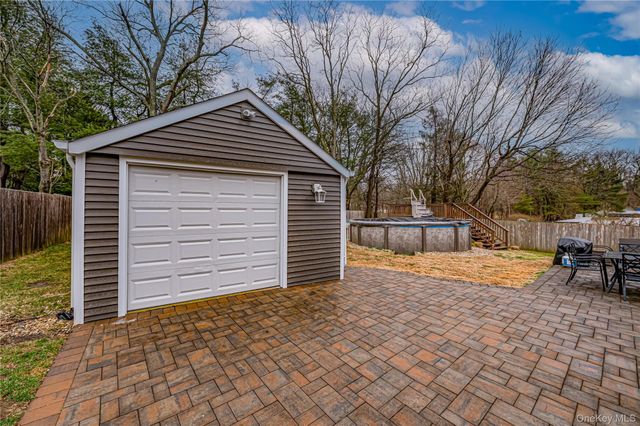 19 Fairview Place, Hauppauge, NY 11788