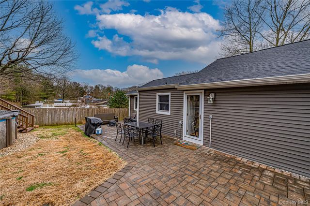 19 Fairview Place, Hauppauge, NY 11788
