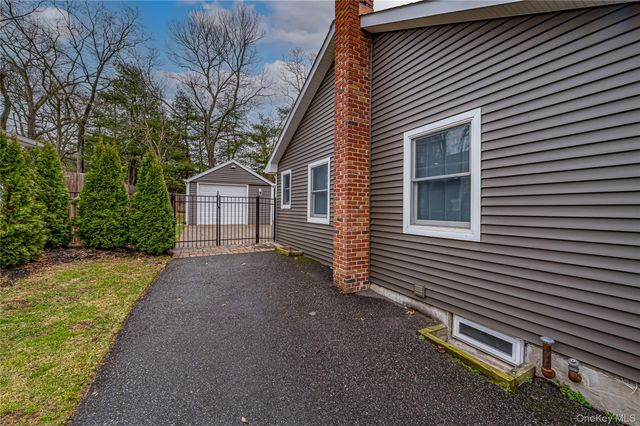 19 Fairview Place, Hauppauge, NY 11788