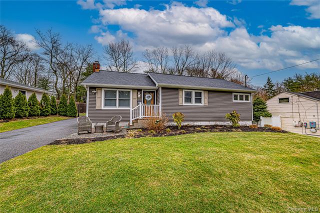 19 Fairview Place, Hauppauge, NY 11788