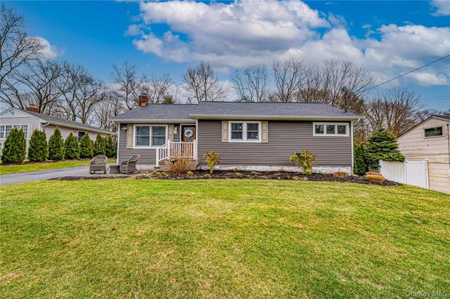 19 Fairview Place, Hauppauge, NY 11788
