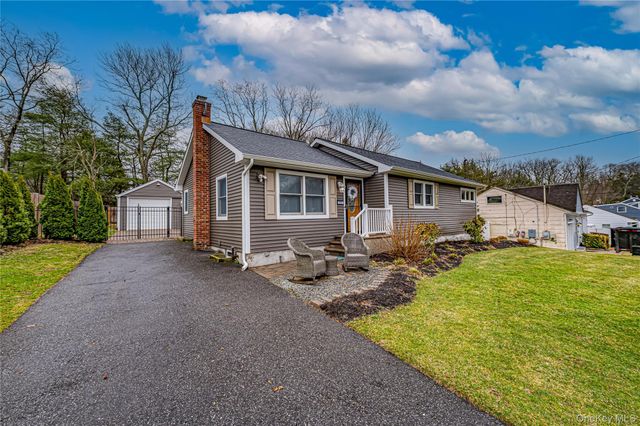 19 Fairview Place, Hauppauge, NY 11788