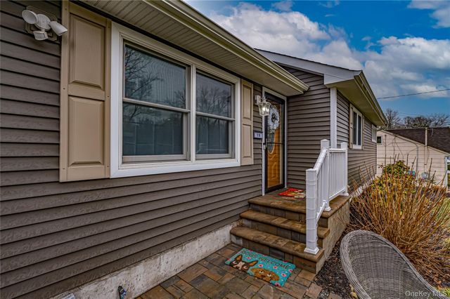 19 Fairview Place, Hauppauge, NY 11788