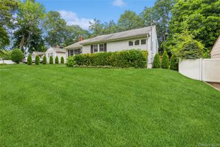 19 Fairview Place, Hauppauge, NY 11788