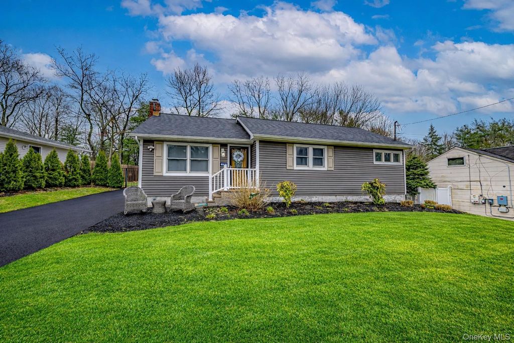 19 Fairview Place, Hauppauge, NY 11788