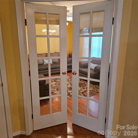 4022 Meadowview Hills Drive, Charlotte, NC 28269