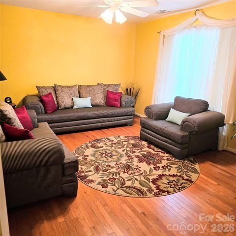 4022 Meadowview Hills Drive, Charlotte, NC 28269