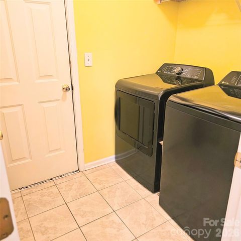 4022 Meadowview Hills Drive, Charlotte, NC 28269