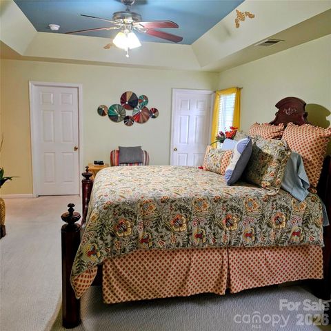 4022 Meadowview Hills Drive, Charlotte, NC 28269