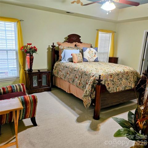 4022 Meadowview Hills Drive, Charlotte, NC 28269