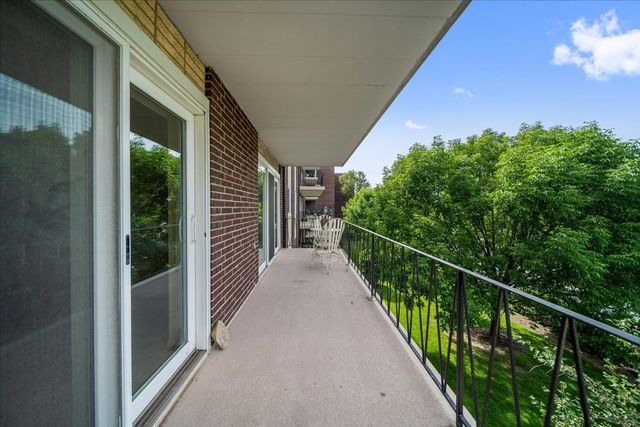 5300 Walnut Avenue 19C, Downers Grove, IL 60515