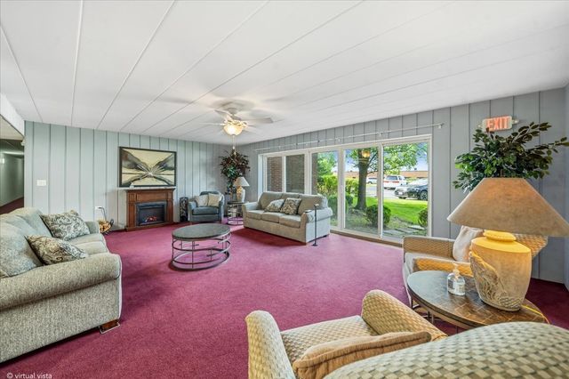 5300 Walnut Avenue 19C, Downers Grove, IL 60515