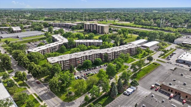 5300 Walnut Avenue 19C, Downers Grove, IL 60515