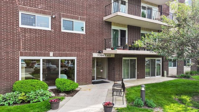 5300 Walnut Avenue 19C, Downers Grove, IL 60515