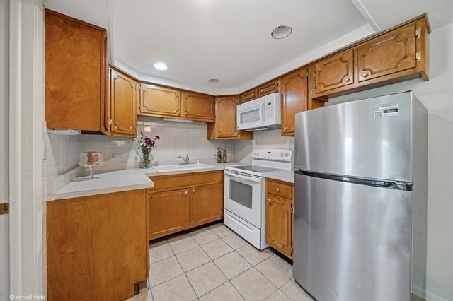 5300 Walnut Avenue 19C, Downers Grove, IL 60515