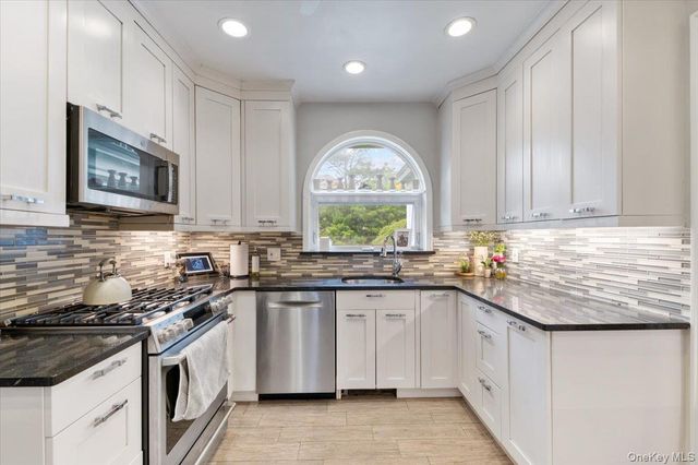 421 Broadway, Lawrence, NY 11559