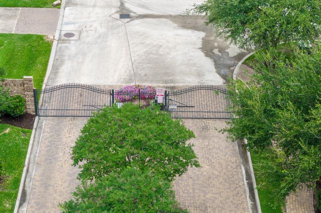 10602 Enclave Shadows Court, Houston, TX 77043