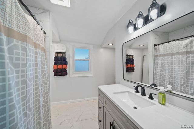 1704 E Carleton Road, Adrian, MI 49221