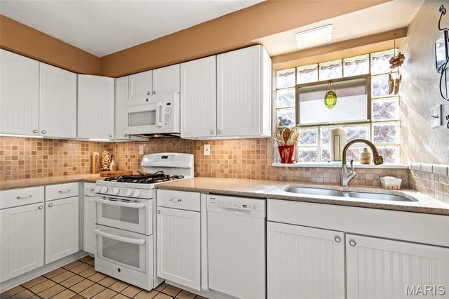 7370 Winchester Drive, Pasadena Hills, MO 63121