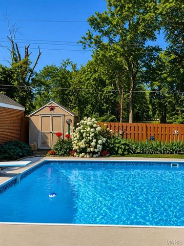 7370 Winchester Drive, Pasadena Hills, MO 63121