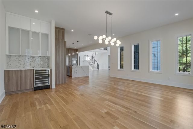 9 Midvale Dr, Warren Twp., NJ 07059