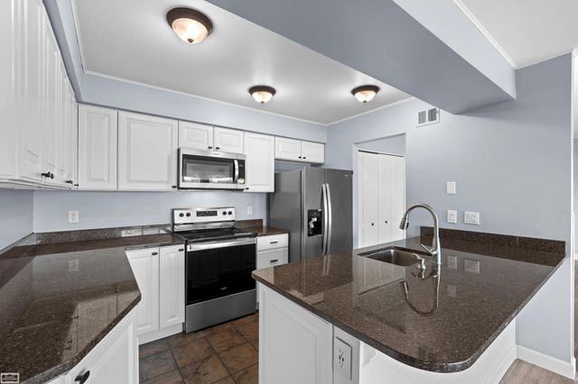 4964 Lake Point Drive, Waterford, MI 48329