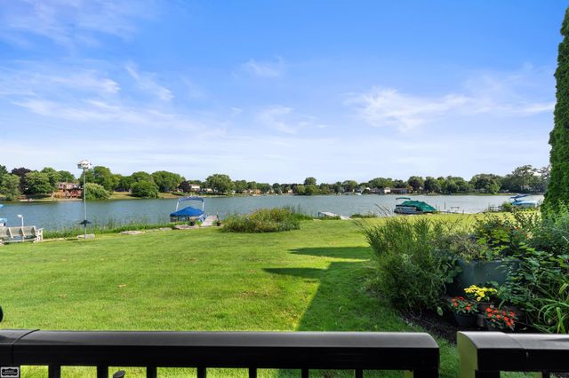 4964 Lake Point Drive, Waterford, MI 48329