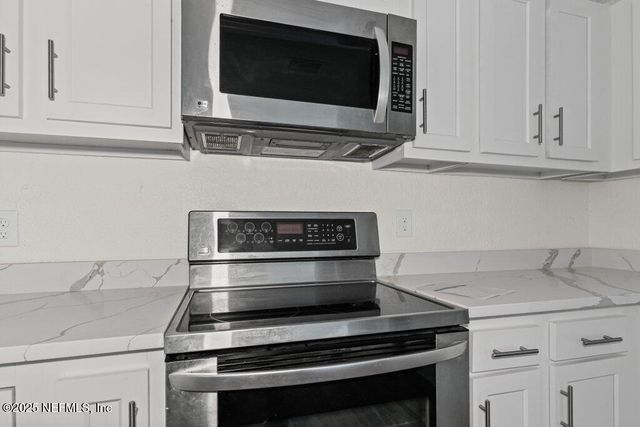 11073 V C JOHNSON Road, Jacksonville, FL 32218