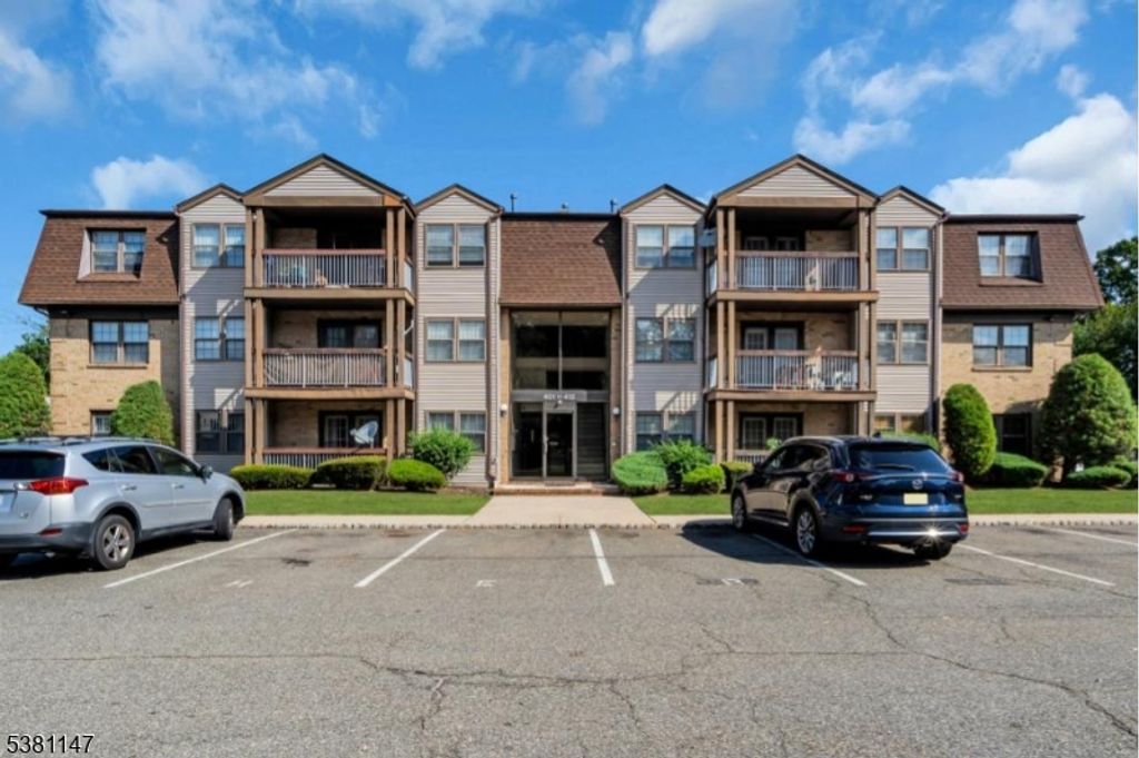404 Newport Ct, Woodbridge Twp., NJ 08863