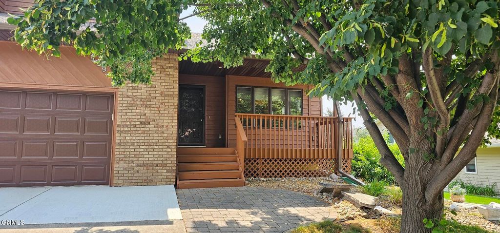 519 Buckskin Avenue, Bismarck, ND 58503 photo 2