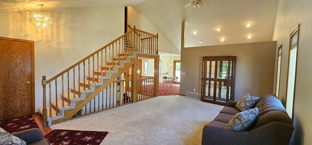 519 Buckskin Avenue, Bismarck, ND 58503 photo 4