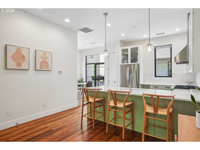 2132 Nw 16TH Ave, Portland, OR 97209
