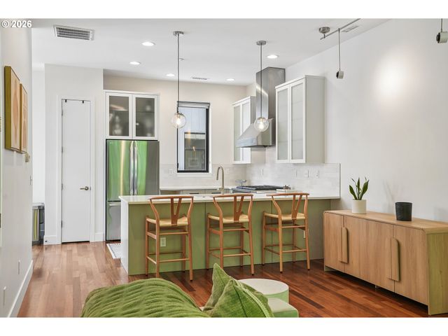 2132 Nw 16TH Ave, Portland, OR 97209