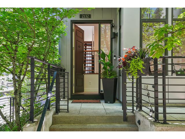 2132 Nw 16TH Ave, Portland, OR 97209