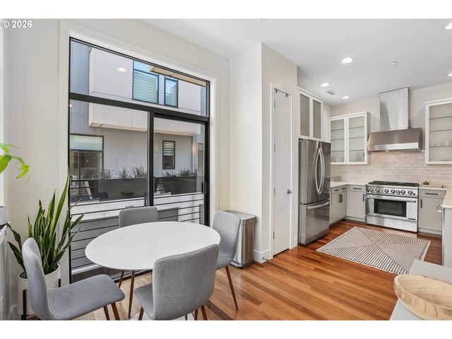 2132 Nw 16TH Ave, Portland, OR 97209