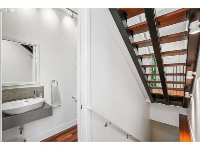 2132 Nw 16TH Ave, Portland, OR 97209