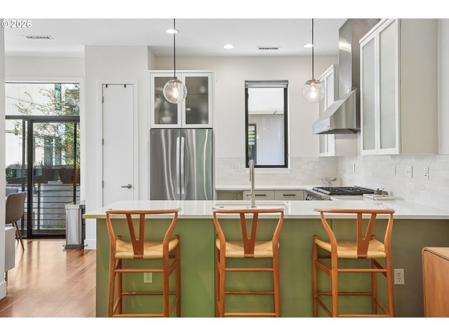 2132 Nw 16TH Ave, Portland, OR 97209