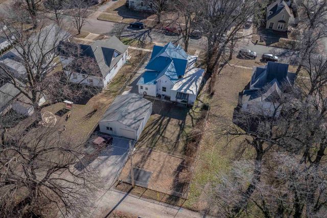 1110 E 8th Ave, Winfield, KS 67156