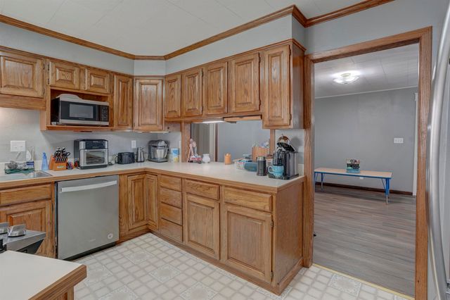 1110 E 8th Ave, Winfield, KS 67156