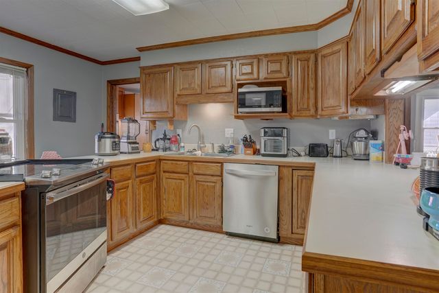 1110 E 8th Ave, Winfield, KS 67156