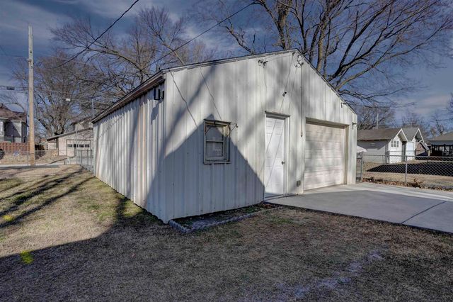 1110 E 8th Ave, Winfield, KS 67156